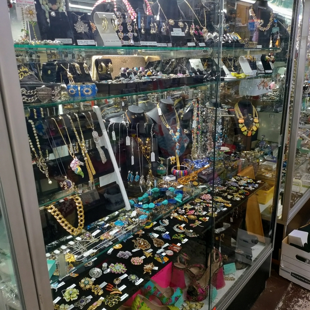 Mrlister's Flyer For Pineapple Welcome Jewelry & Gifts - Picture 4 of 9